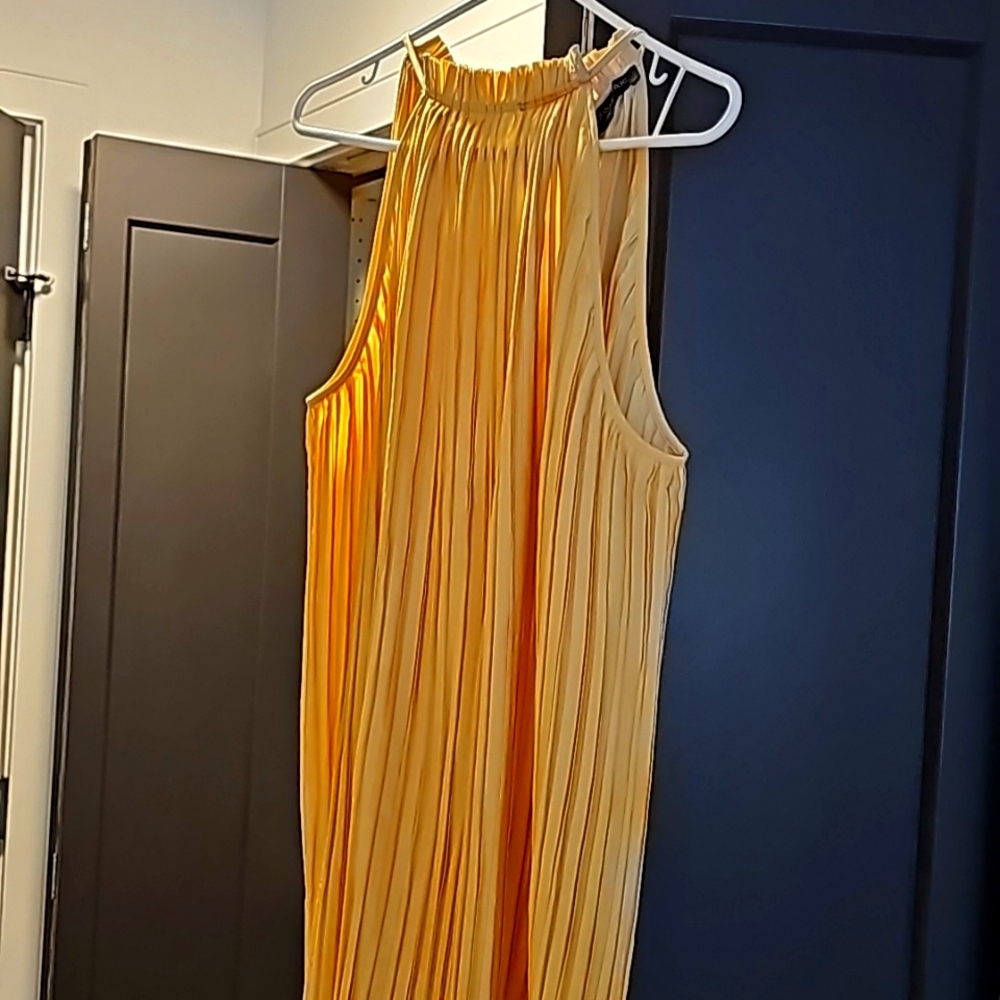 Beautiful pale yellow banana republic dress in size M